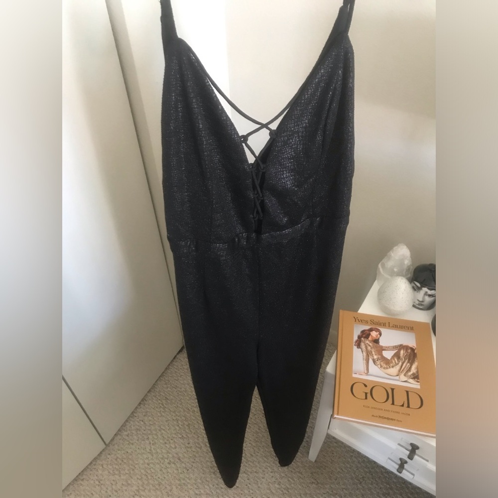 NWT h:ours Revolve Black Crisscross V-Neck Jumpsuit Snakeskin Sheen XL - Picture 2 of 6